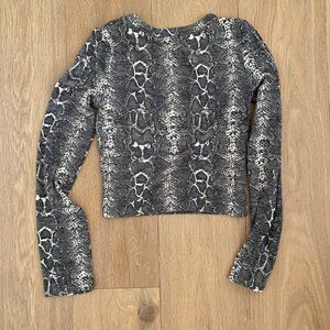 Zara Trafaluc Soft Touch Snakeskin Long Sleeve Crop Top (S, Gray)